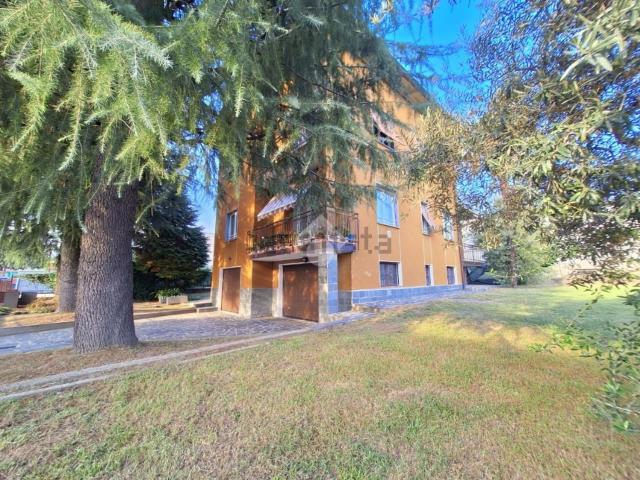 Villetta bifamiliare in vendita di 350 m² in Via Canturina Vecchia, 7