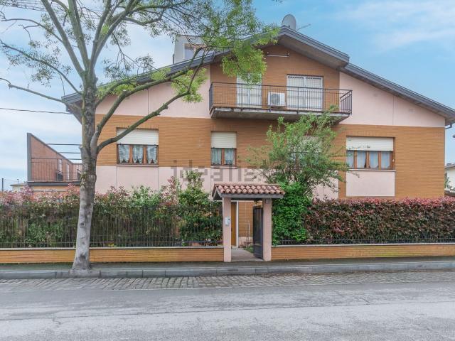 Villetta bifamiliare in vendita di 350 m² in Via Cardinale Francesco Bertazzoli, 12