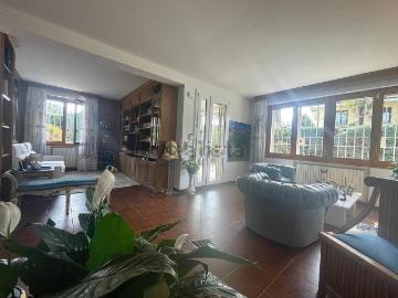 Villetta bifamiliare in vendita di 350 m² in Via Carlo Jussi