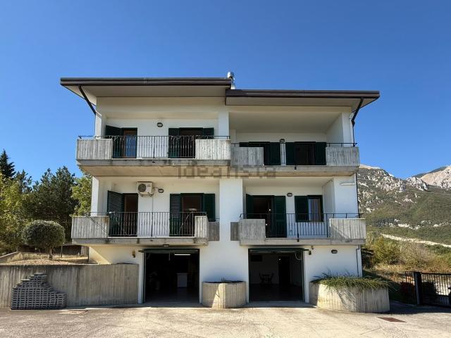 Villetta bifamiliare in vendita di 350 m² in Via Colle Forche