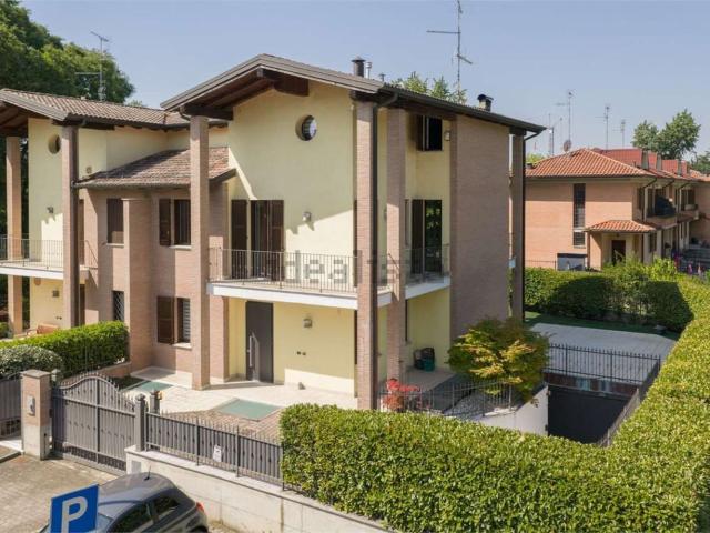 Villetta bifamiliare in vendita di 350 m² in Via D. Paderni, 2