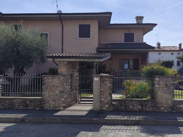 Villetta bifamiliare in vendita di 350 m² in Via del Fante, 7