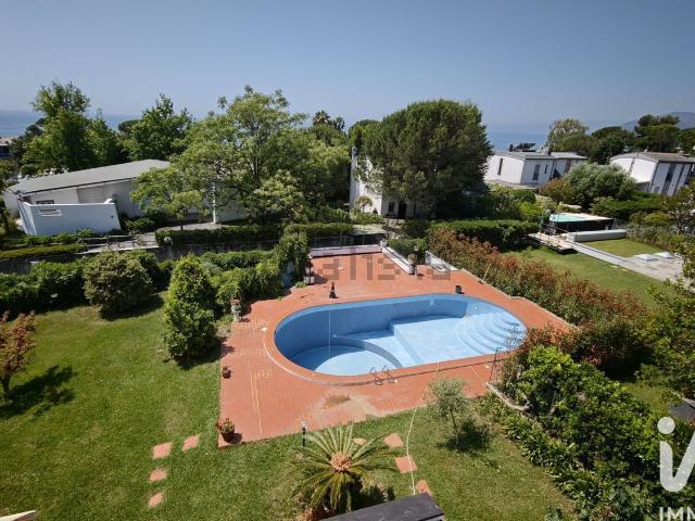 Villetta bifamiliare in vendita di 350 m² in Via del Pino