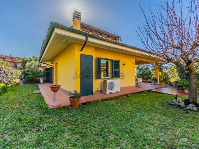 Villetta bifamiliare in vendita di 350 m² in Via dell&apos Ariete