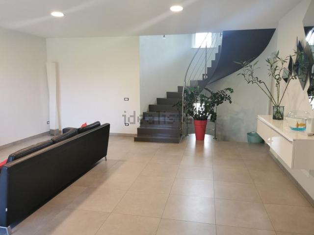 Villetta bifamiliare in vendita di 350 m² in Via Due Madonne
