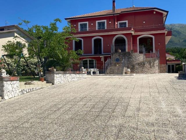 Villetta bifamiliare in vendita di 350 m² in Via Fionda, 21
