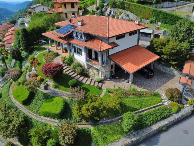 Villetta bifamiliare in vendita di 350 m² in Via Fontanella, 3