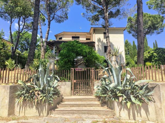 Villetta bifamiliare in vendita di 350 m² in Via Fratelli Rosselli, 19