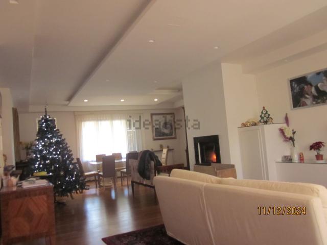 Villetta bifamiliare in vendita di 350 m² in Via Gallura