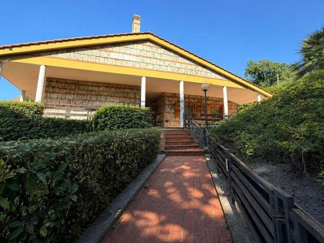 Villetta bifamiliare in vendita di 350 m² in Via Giovanni Battista Gigli