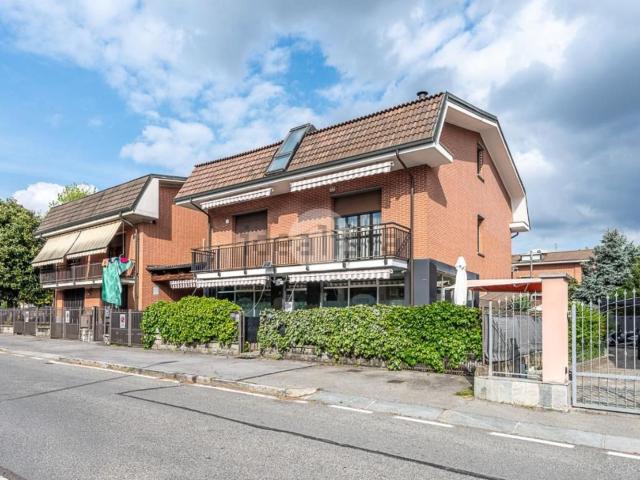 Villetta bifamiliare in vendita di 350 m² in Via Giolitti, 30