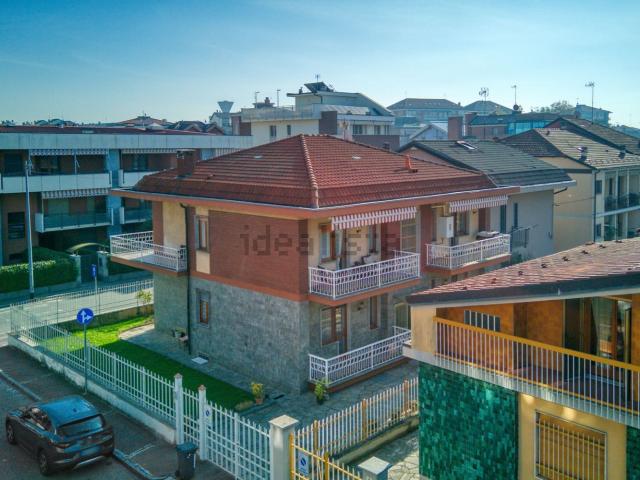 Villetta bifamiliare in vendita di 350 m² in Via Giosuè Carducci, 10