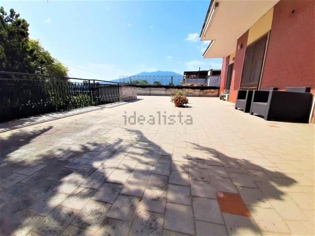 Villetta bifamiliare in vendita di 350 m² in Via Guido De Ruggiero