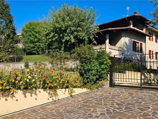 Villetta bifamiliare in vendita di 350 m² in Via I. Nievo, 50