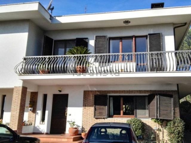 Case e ville in vendita di 350 m² in Via Guazzatore, 43