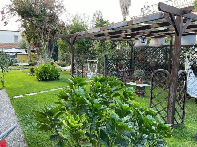 Villetta bifamiliare in vendita di 350 m² in Via Marenola