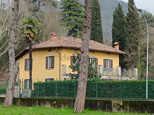 Villetta bifamiliare in vendita di 350 m² in Via Meer