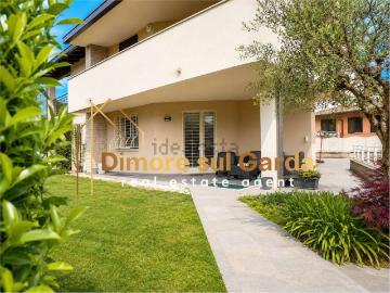 Villetta bifamiliare in vendita di 350 m² in Via Monte Pasubio