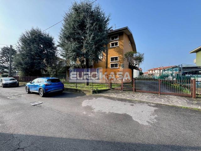 Villetta bifamiliare in vendita di 350 m² in Via Monte Santo