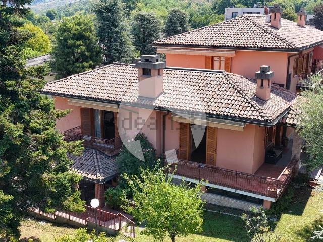 Villetta bifamiliare in vendita di 350 m² in Via Moscati, 12