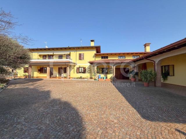 Villetta bifamiliare in vendita di 350 m² in Via Principale, 2