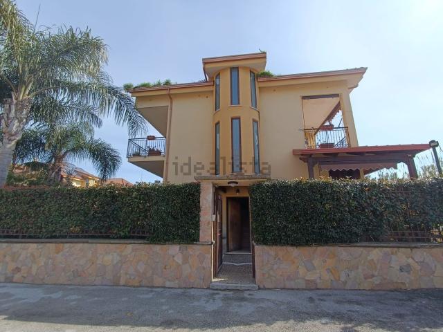 Villetta bifamiliare in vendita di 350 m² in Via Ripuaria