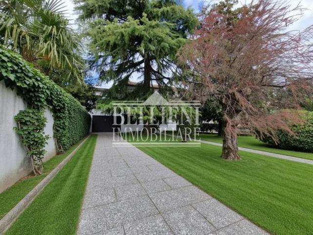Villetta bifamiliare in vendita di 350 m² in Via Risorgimento