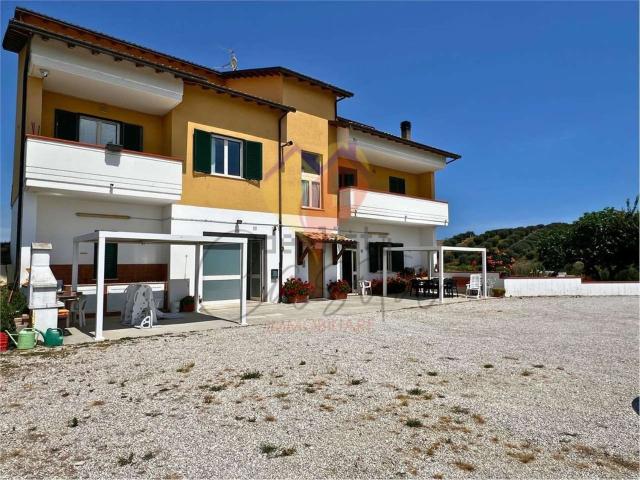 Villetta bifamiliare in vendita di 350 m² in Via Settecolli, 23