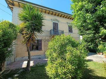 Villetta bifamiliare in vendita di 350 m² in Via Silvio Luschi