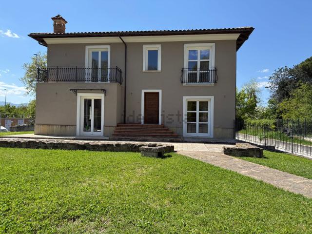 Villetta bifamiliare in vendita di 350 m² in Viale Emilio Maraini, 130