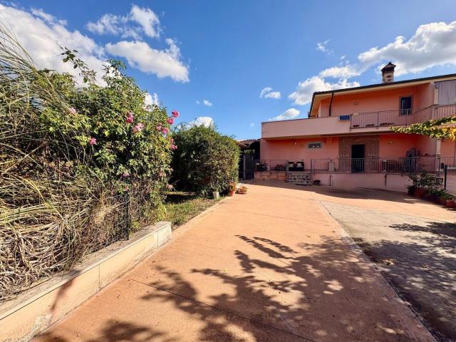 Villetta bifamiliare in vendita di 350 m²