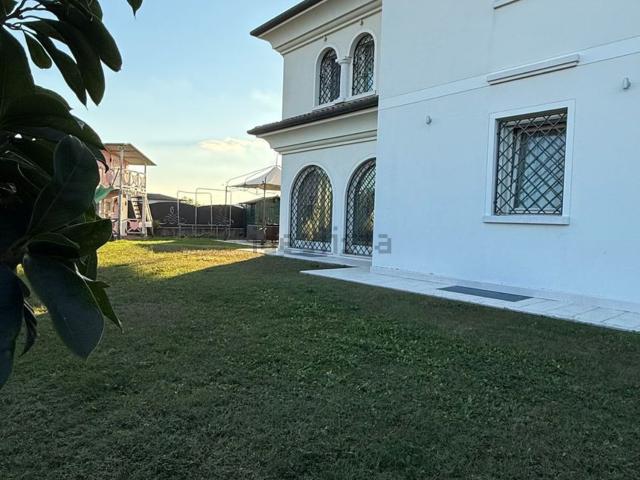 Villetta bifamiliare in vendita di 350 m²