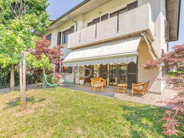 Villetta bifamiliare in vendita di 350 m²