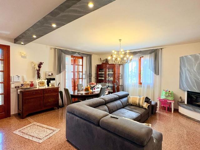 Villetta bifamiliare in vendita di 351 m² in Via Zambeccara