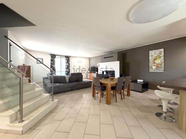 Villetta bifamiliare in vendita di 351 m² in Via Roma, 5