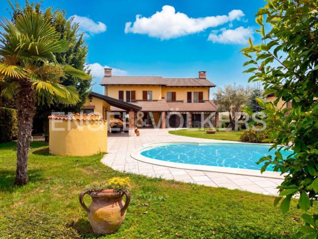 Villetta bifamiliare in vendita di 352 m² in Via Fontane
