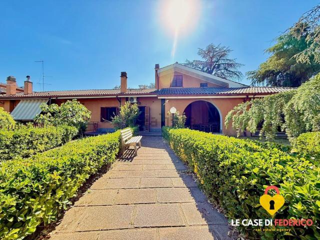 Villetta bifamiliare in vendita di 357 m² in Via Bernardino Alimena, 30
