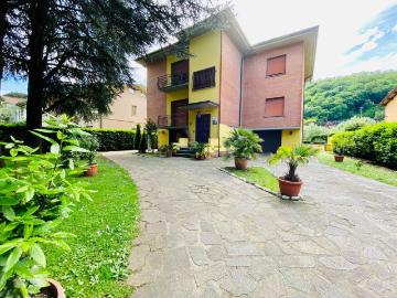 Villetta bifamiliare in vendita di 357 m² in Via della Croce Prima