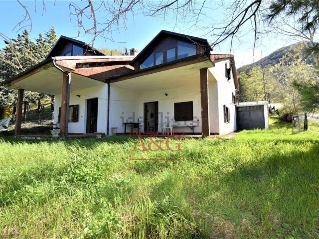 Villetta bifamiliare in vendita di 354 m² in Contrada Vallato
