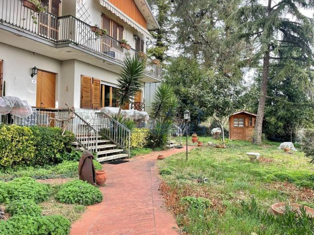 Villetta bifamiliare in vendita di 354 m² in Via Castellaccio