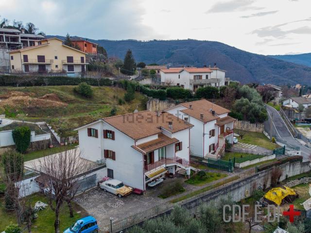 Villetta bifamiliare in vendita di 354 m² in Via monte amiata
