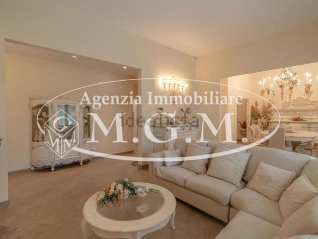 Villetta bifamiliare in vendita di 354 m² in Via Paolo Borsellino