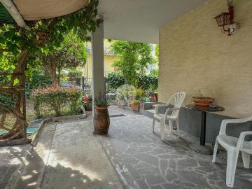 Villetta bifamiliare in vendita di 355 m² in Via Antonio Rosmini, 5