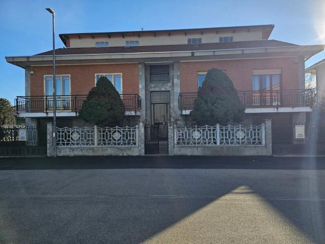 Villetta bifamiliare in vendita di 355 m² in Via Cristoforo Colombo, 32