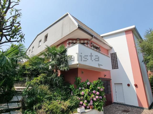 Villetta bifamiliare in vendita di 355 m² in Via Grazia Deledda