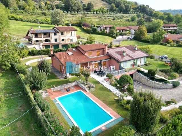 Villetta bifamiliare in vendita di 355 m² in Via Pomaro