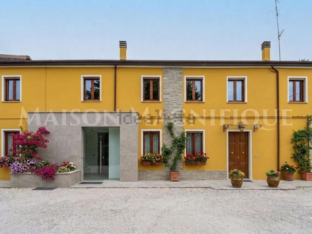 Villetta bifamiliare in vendita di 356 m² in Via Valle Oppio, 2