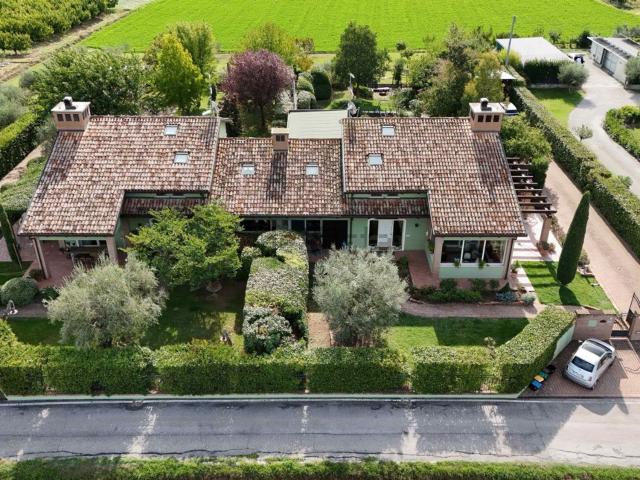 Villetta bifamiliare in vendita di 356 m² in Via Venti, 1355