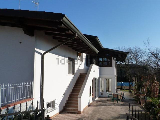 Villetta bifamiliare in vendita di 356 m² in Via Julia Augusta, 35