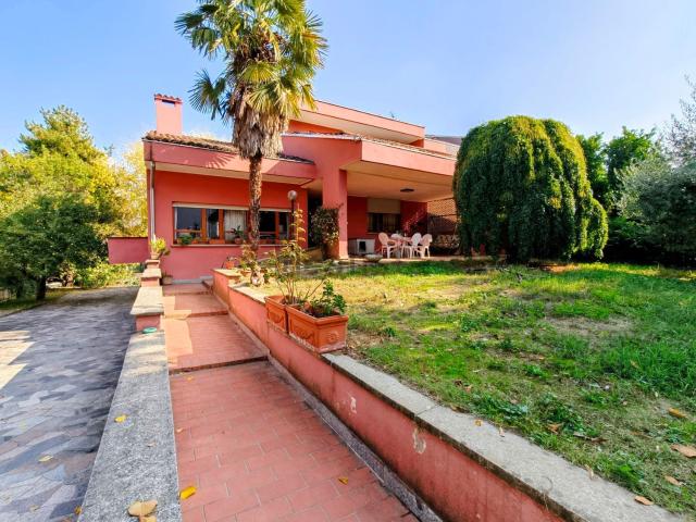 Villetta bifamiliare in vendita di 358 m² in Strada Tronchi